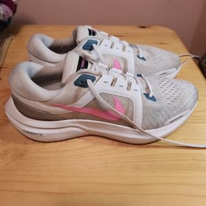 Nike Air Zoom Vomero 16 Women's Shoes - Cream and Pink